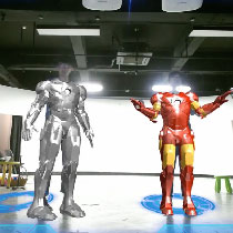 按提示做指定动作，自动穿戴钢铁侠盔甲