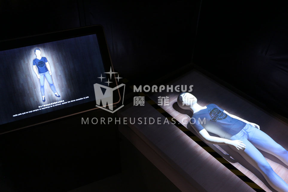 触摸屏幕上的场景投影在白色人体模型，清晰展现，代入感更强