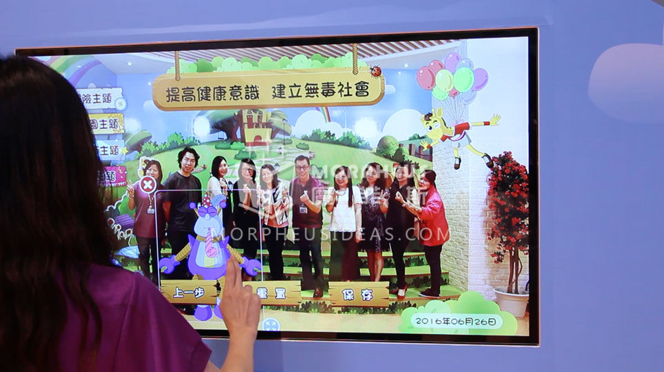 工作人員為拍照團體添加貼紙