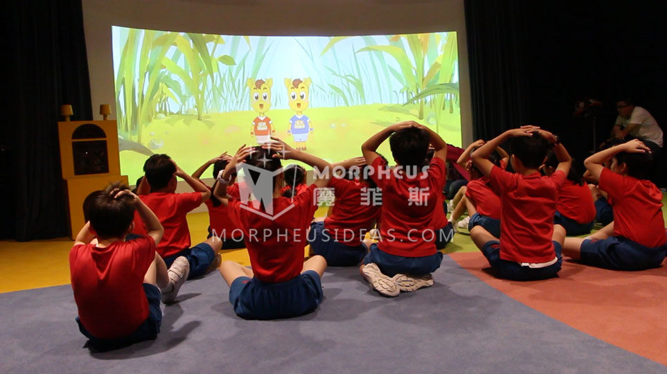 運用大型弧形投影屏幕，多媒體互動教學與傳統教學方式相結合