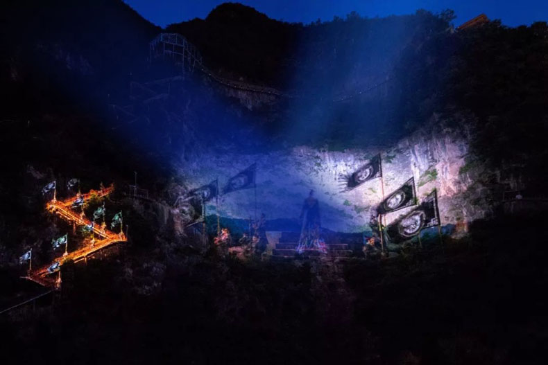 裸眼3D巨崖投影秀